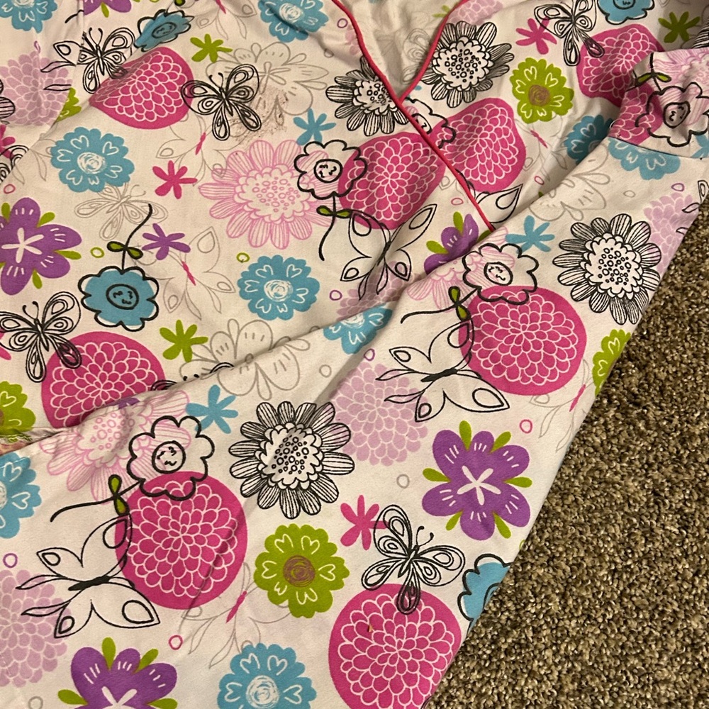 colorful pretty design for scrub top! Size small and from the brand metro scrub.
